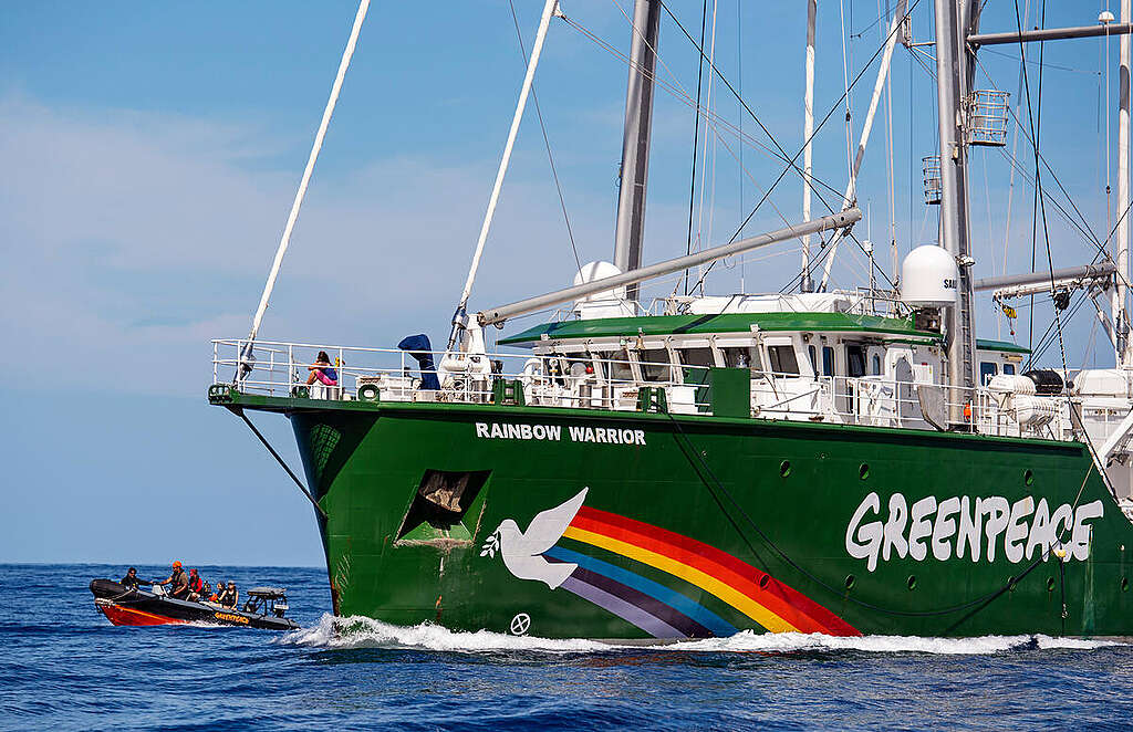 Rainbow Warrior in the Pacific. © Marten van Dijl / Greenpeace